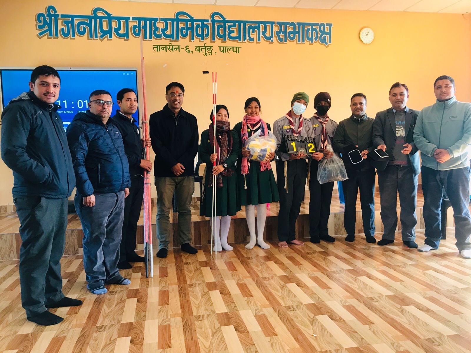 तानसेन ६ ले वडाका बिद्यालयलाई बाढ्यो खेलकुद सामाग्री