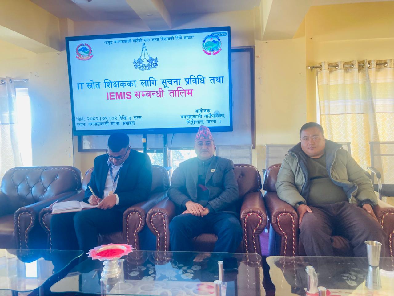 शिक्षकलाई प्रविधि सिकाउँदै बगनासकाली